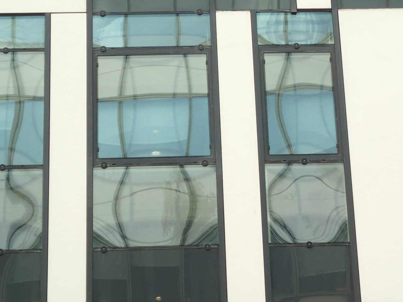 Vitres déformées d'une façade d'immeuble