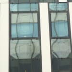 Vitres déformées d'une façade d'immeuble