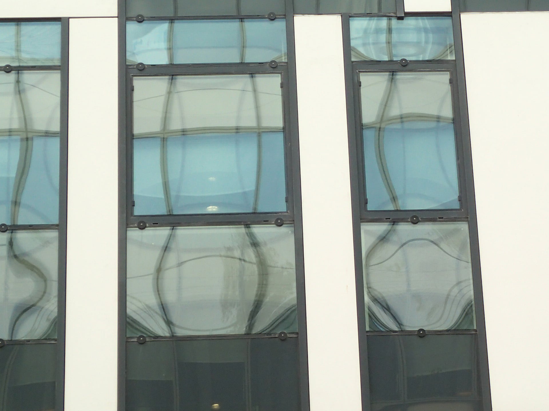 Vitres déformées d'une façade d'immeuble