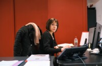 Isauria Da Silva assise à l'accueil du Cabinet bordez