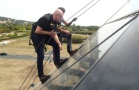 Marc Guegen du Cabinet Bordez inspecte une verrière en rappel