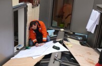 Francis Bordez étudie une verrière de bâtiment in situ