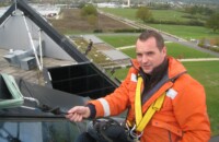 Francis Bordez en inspecte une verrière en descente en rappel